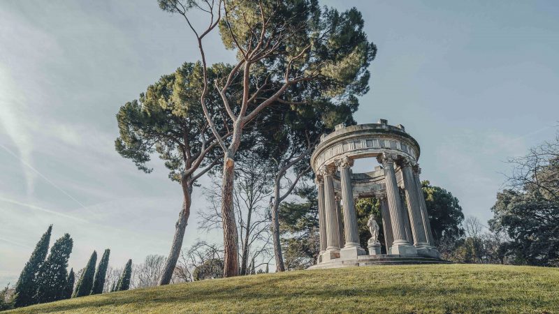 El parque de El Capricho: Un jardín histórico y artístico en Madrid