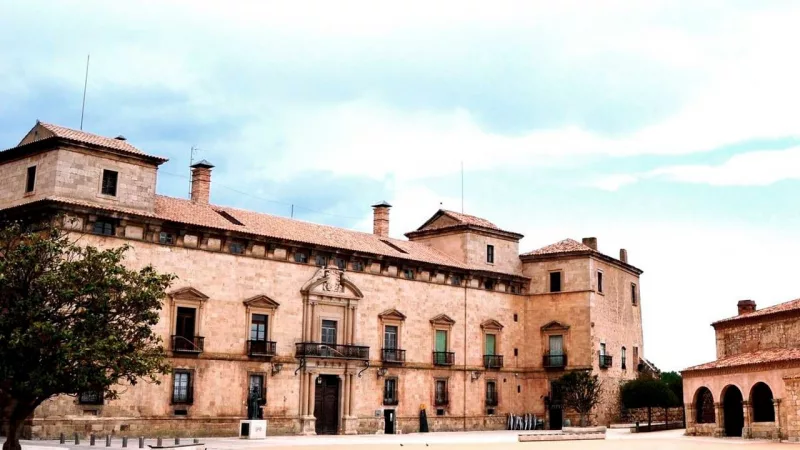 Palacio de los Hurtado de Mendoza: residencia real en Almazán