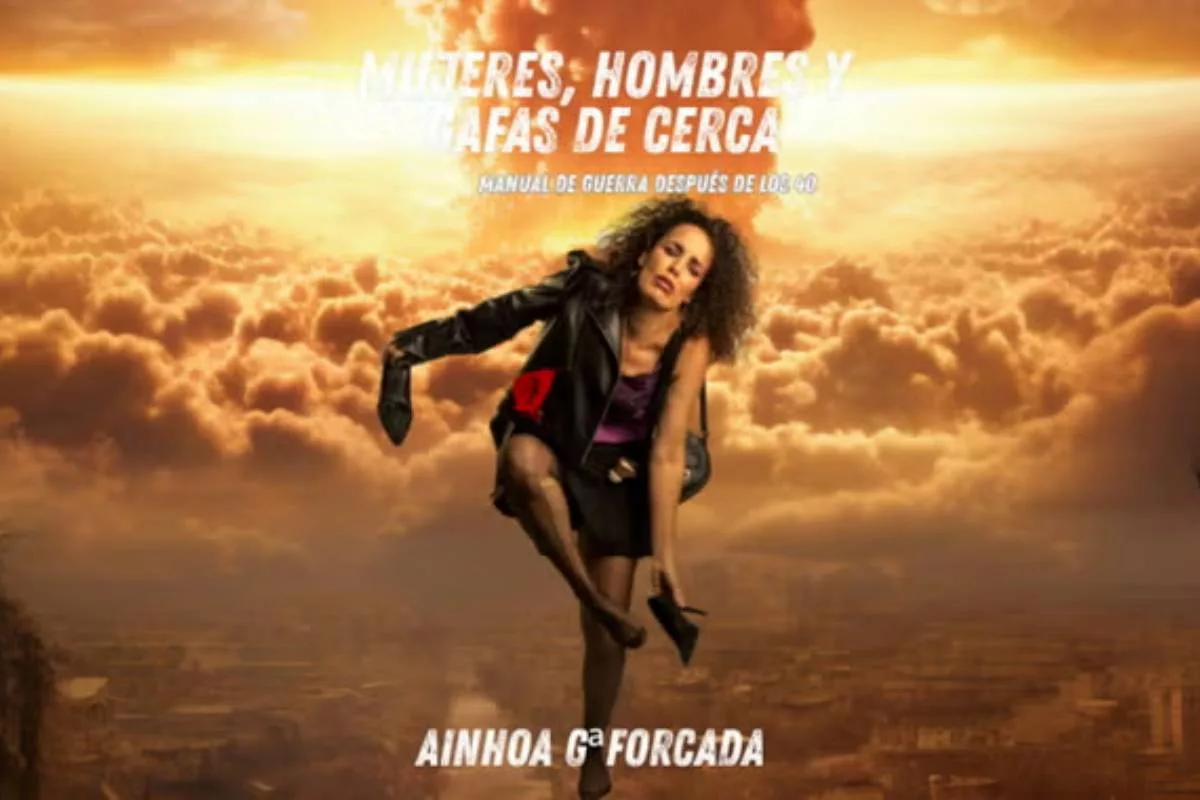 Mujeres, hombres y gafas de cerca: el monólogo que redefine el humor