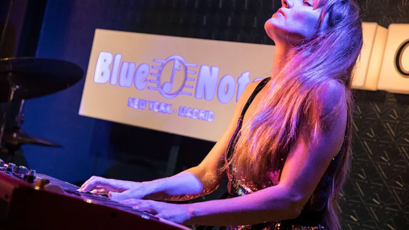 Café Comercial: noches de piano bar y gastronomía en Madrid