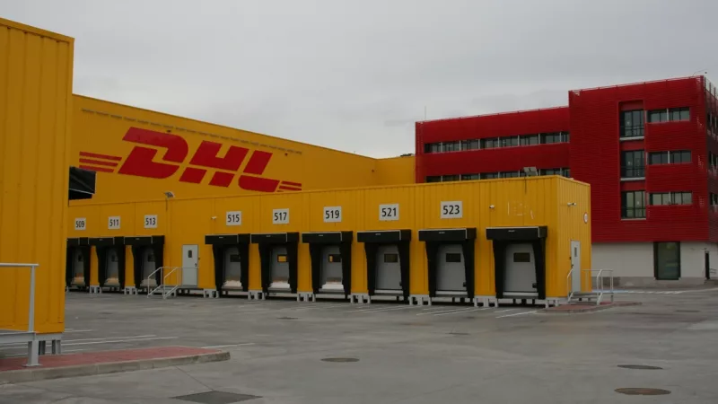 Edificio de oficinas y nave industrial en la terminal DHL del Aeropuerto Adolfo Suárez Madrid-Barajas