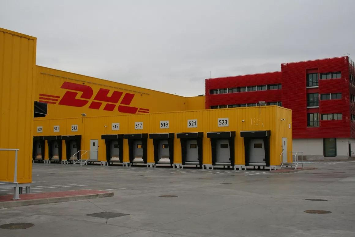 Edificio de oficinas y nave industrial en la terminal DHL del Aeropuerto Adolfo Suárez Madrid-Barajas