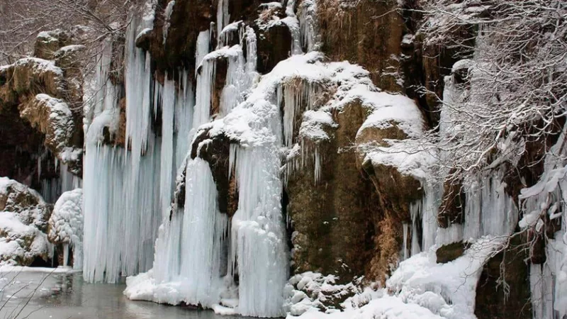 Una cascada infinita y tres rutas de senderismo para llegar: un paisaje único en Cuenca para escaparse en octubre