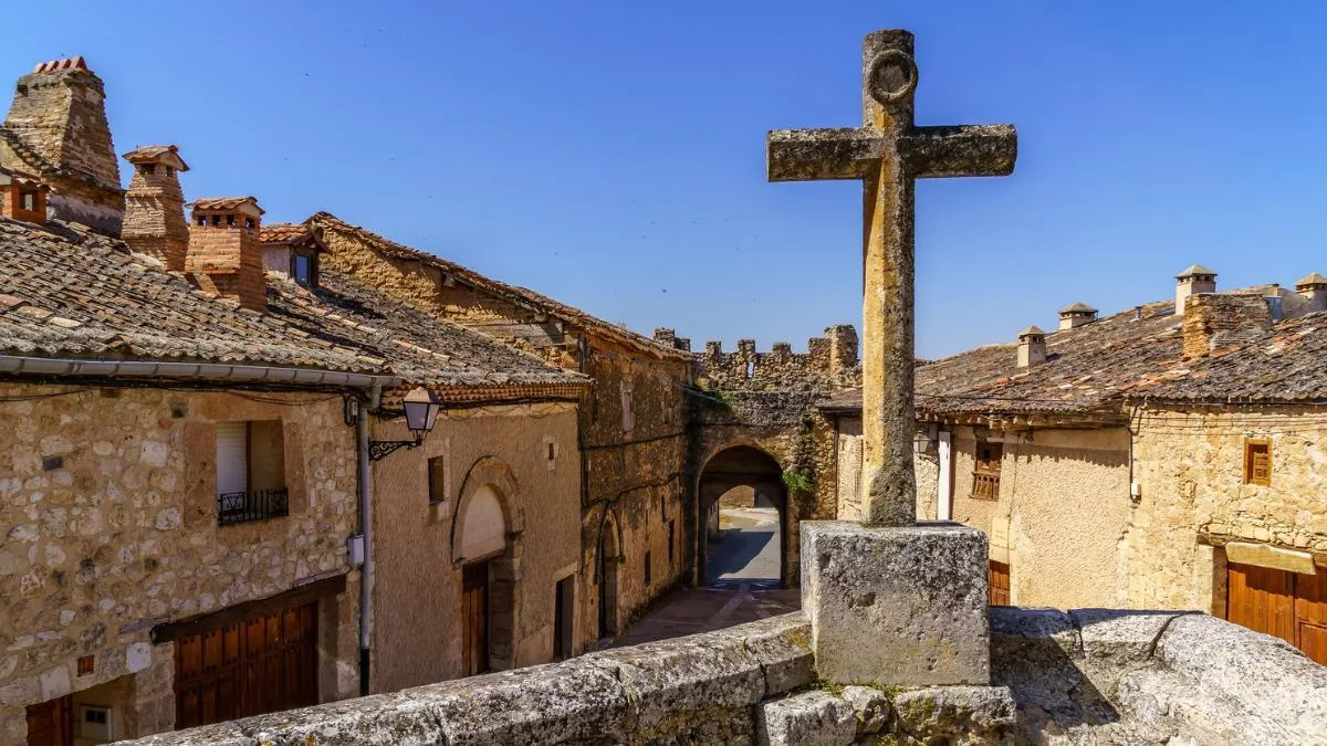 Maderuelo: joya medieval en Segovia y refugio del buitre leonado