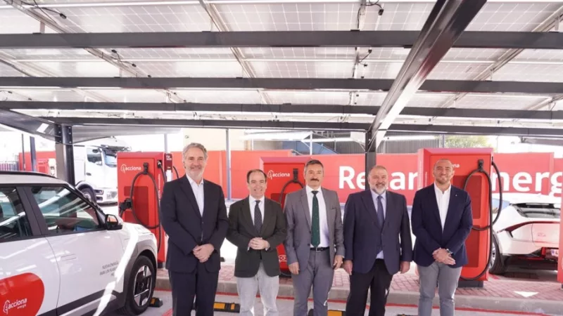 Madrid inaugura en Vicálvaro la mayor electrolinera pública de la ciudad