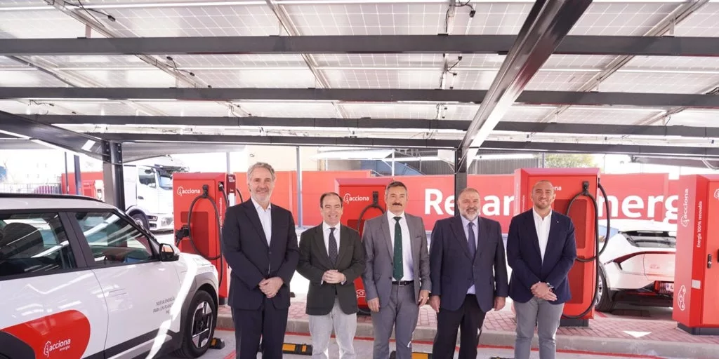 Madrid inaugura en Vicálvaro la mayor electrolinera pública de la ciudad