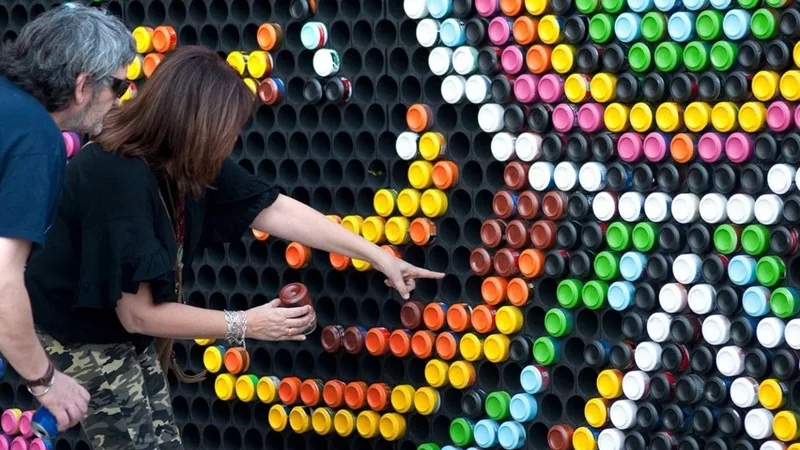Mural con latas recicladas en Carabanchel