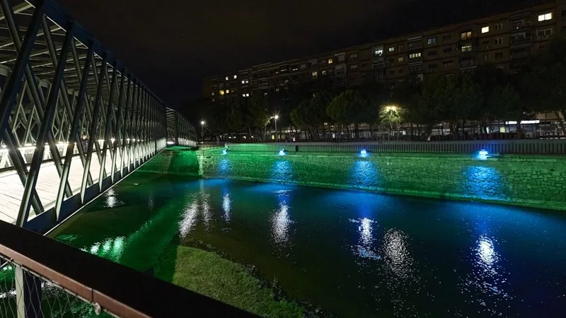 Iluminación azul del Manzanares en Navidad