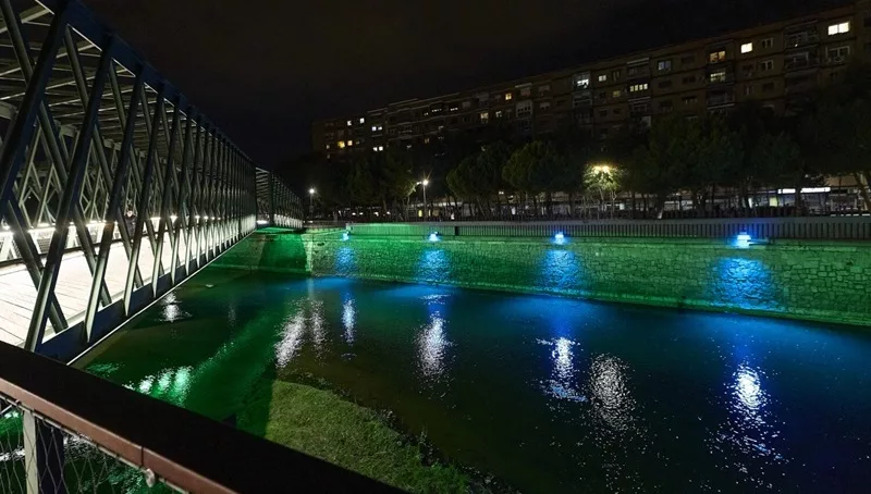 Iluminación azul del Manzanares en Navidad