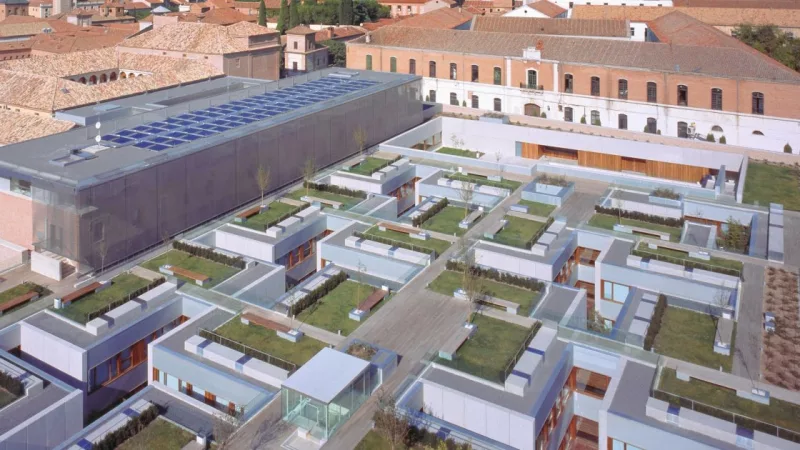 Parador de Alcalá de Henares, diseño moderno entre claustros