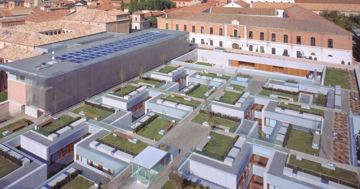 Parador de Alcalá de Henares, diseño moderno entre claustros