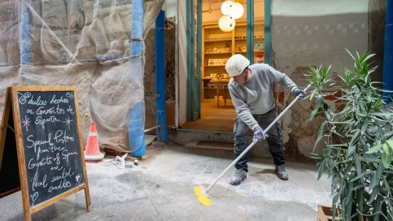 Obras en la plaza de la Villa y el silencio en el Jardín del Convento