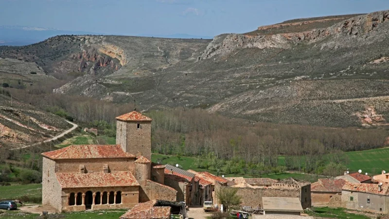 Descubre el castillo y románico en Caracena (Soria): historia y naturaleza