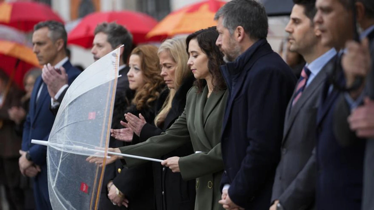 Minuto de silencio en la Puerta del Sol por las víctimas de accidentes ferroviarios