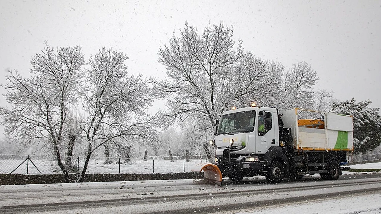 Temporal de nieve suspende líneas de autobús en la Sierra de Guadarrama