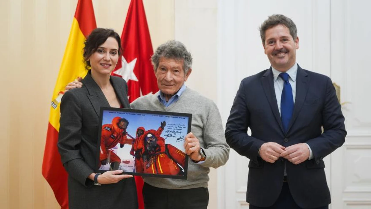 Díaz Ayuso recibe a Carlos Soria en Madrid tras su ascenso al Manaslu