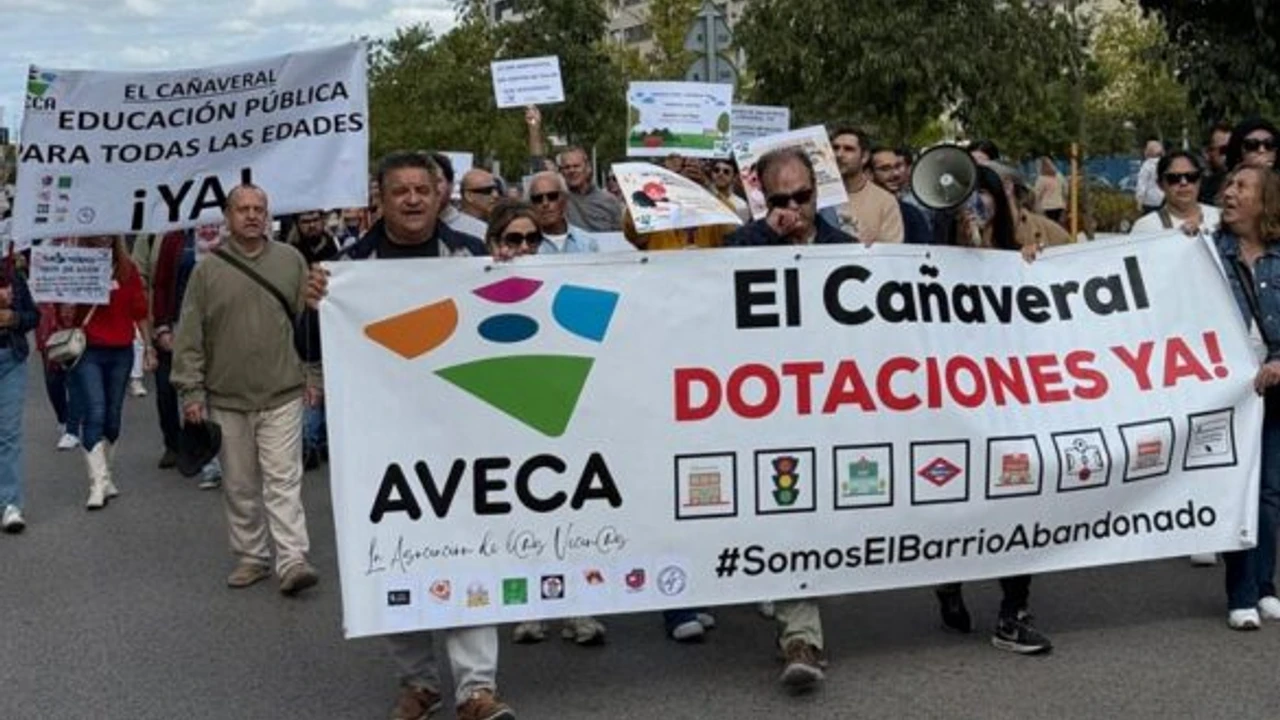 Manifestación en El Cañaveral por la mejora de la movilidad en Vicálvaro, Madrid