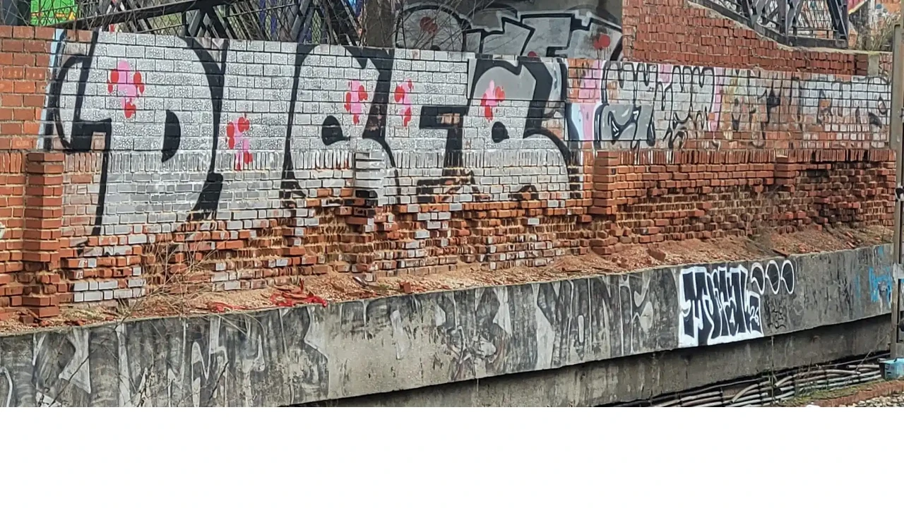 Discrepancias políticas sobre el estado de los muros de la C-5 de Cercanías en Alcorcón