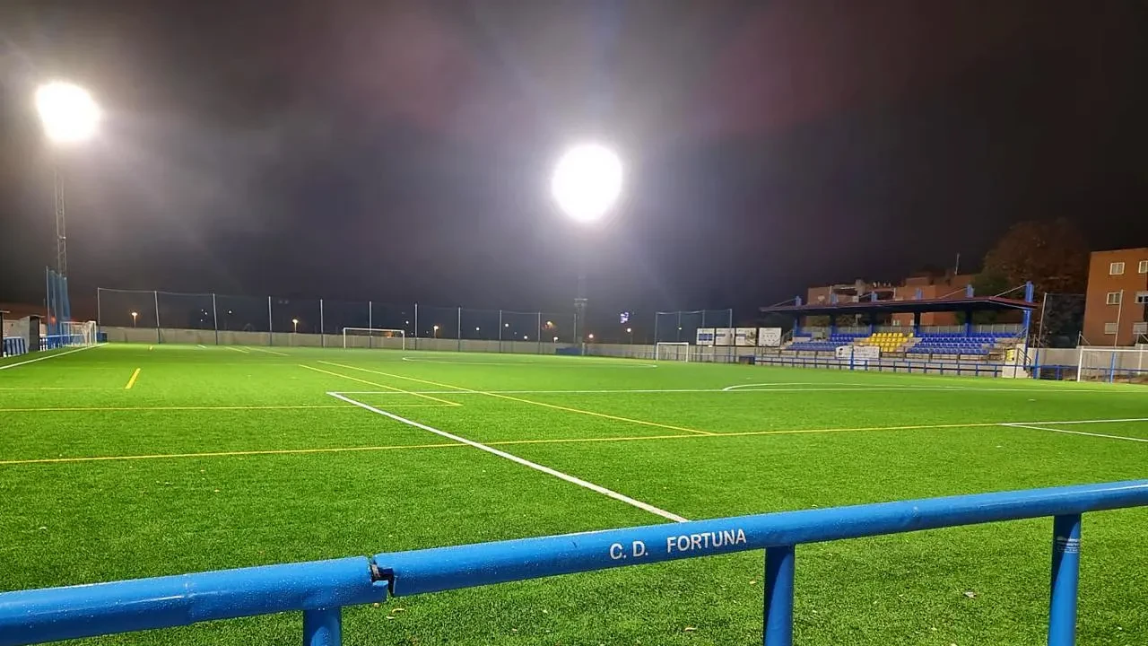 Nueva iluminación LED en el campo de fútbol de La Fortuna en Leganés