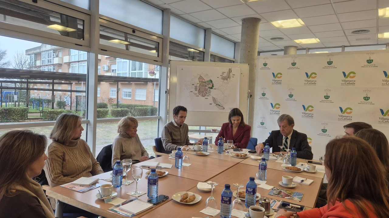 Encuentro de vecinos en Villanueva de la Cañada para discutir vivienda y servicios